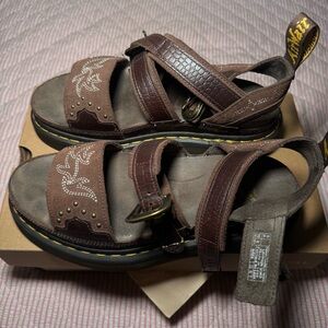 dr martens gryphon gothic americana brown western sandals
